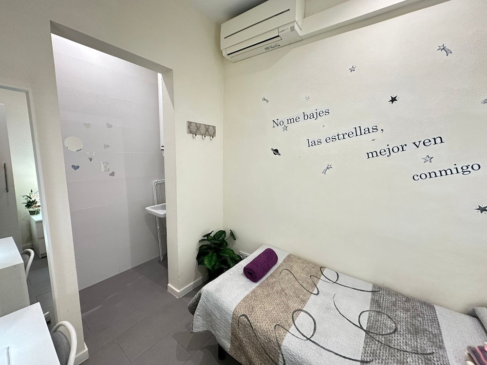 Single Room, Shared Bathroom photo 3
