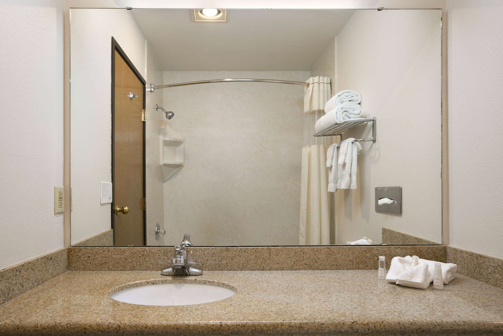 Standard Room, 2 Queen Beds - Photo 4