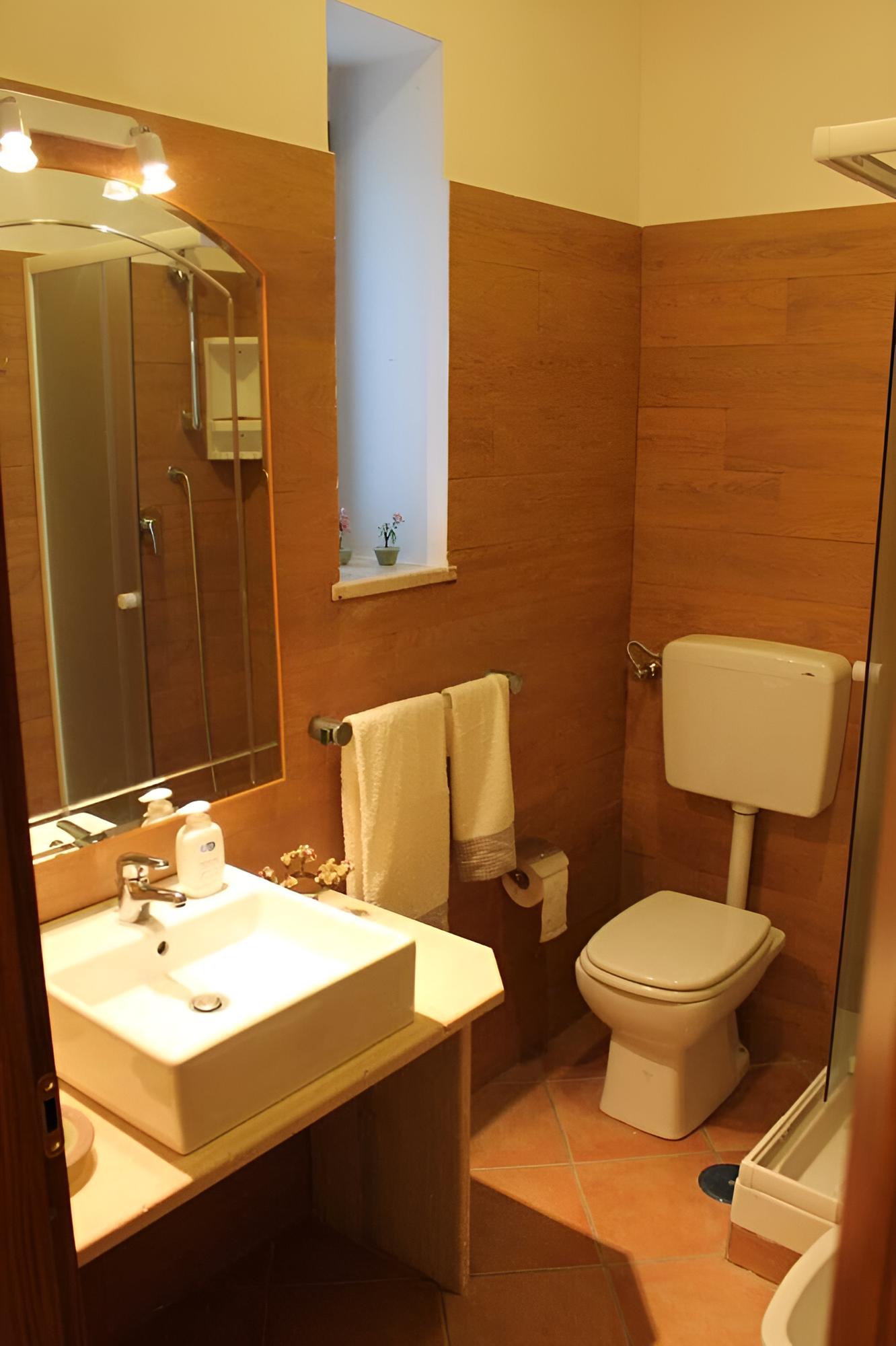 Classic Double or Twin Room, Lake View photo 1