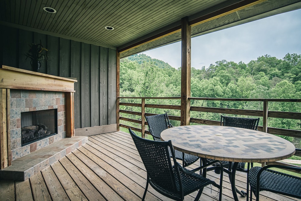 Premium Suite, 1 King Bed, Fireplace, Mountain View (17), photo 6