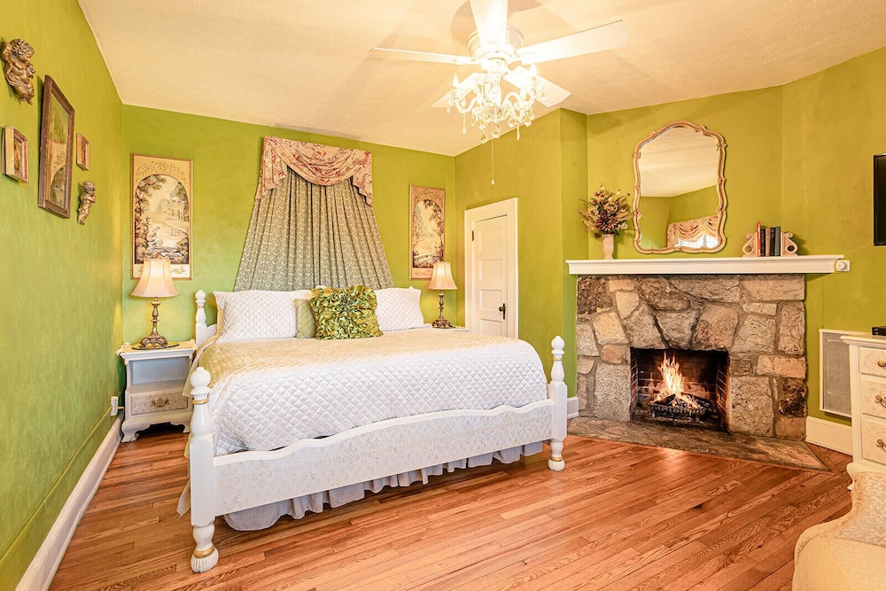 105) Renaissance Room