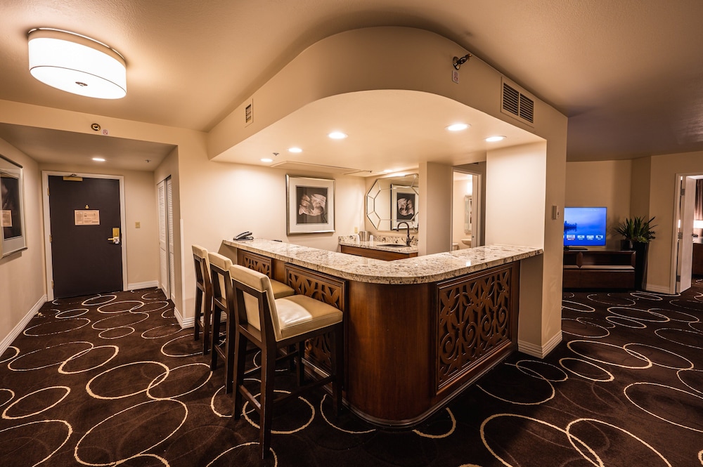 One-Bedroom King Suite, 1 King Bed, Jetted Tub photo 3