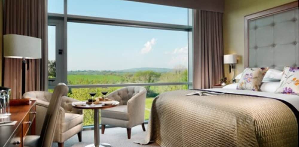 Family Room, Lake View - Photo 5