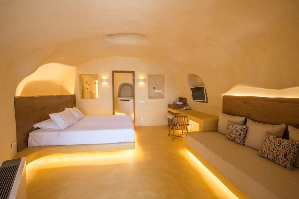 9 Deluxe Cliff Cave Suite (Indoor Massage Pool) - Photo 1