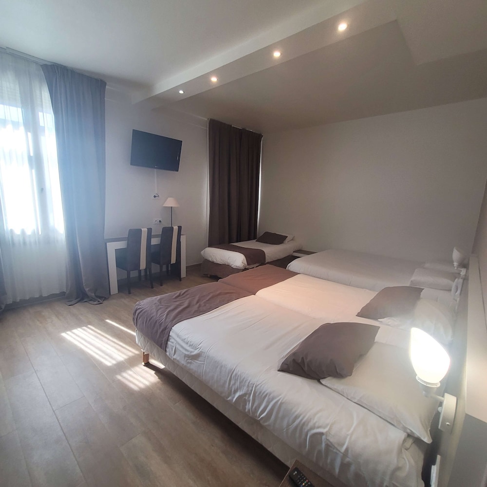 Standard Room, Multiple Beds - Photo 7
