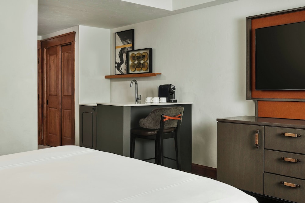 Studio, 1 King Bed, Balcony, Mountain View - Photo 3