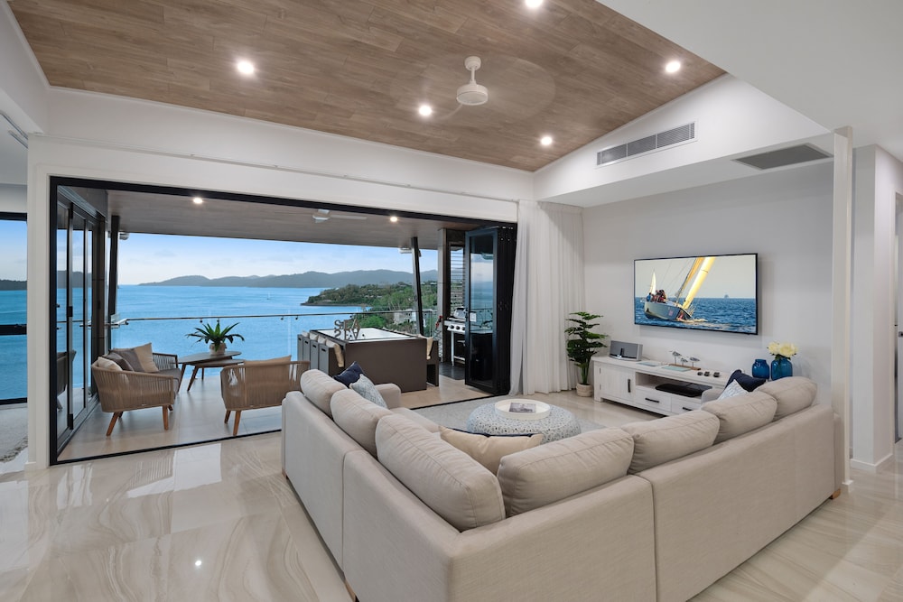 2 Bedroom Luxury Holiday Home photo 2