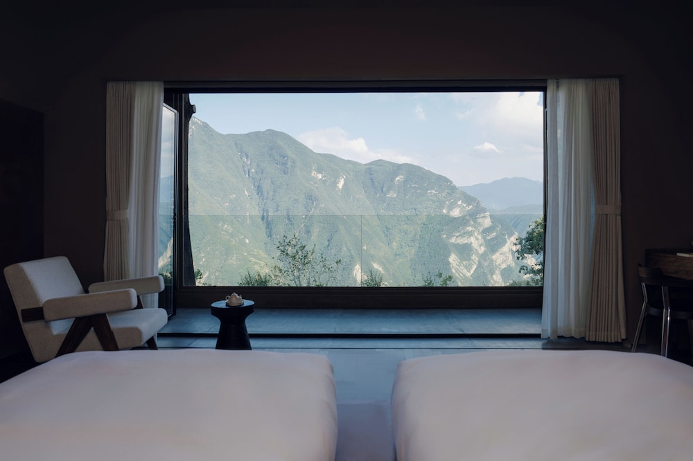 Superior Suite, Patio, Hill View