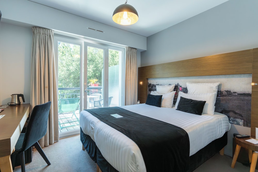 Comfort Room, 1 Queen Bed, Terrace, Garden View photo 1
