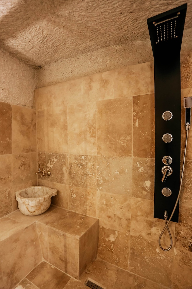 Deluxe Family Cave Suite photo 2