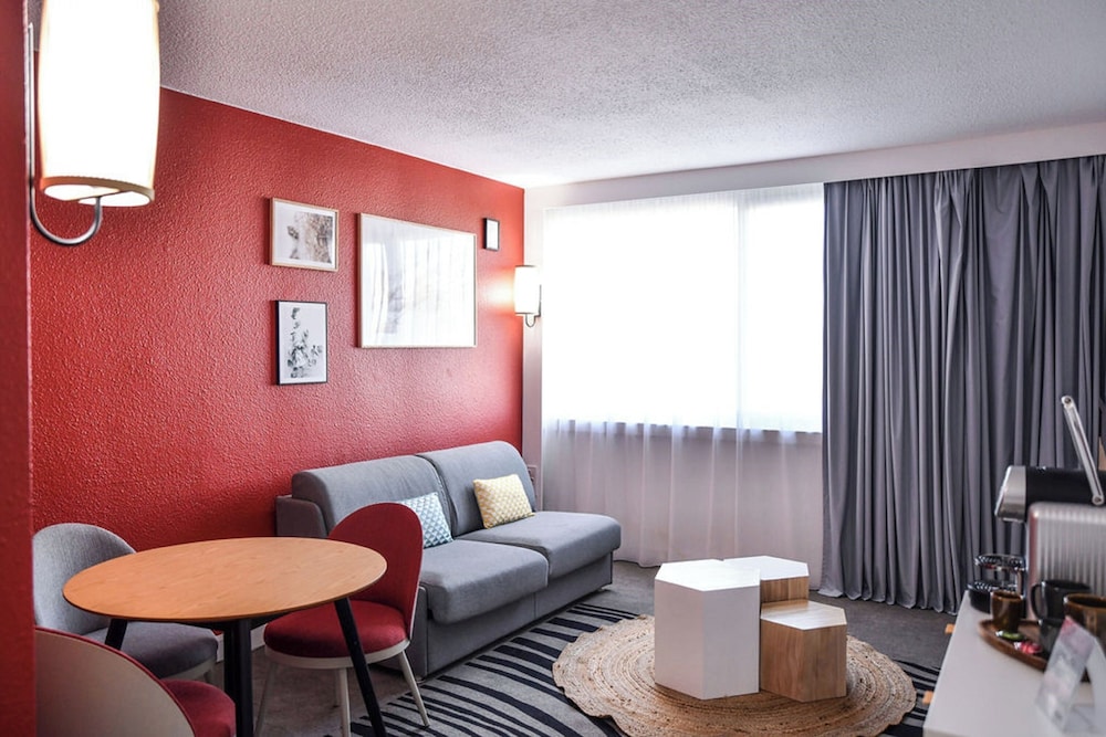 Family Suite, 1 Queen Bed with Sofa bed - Photo 2