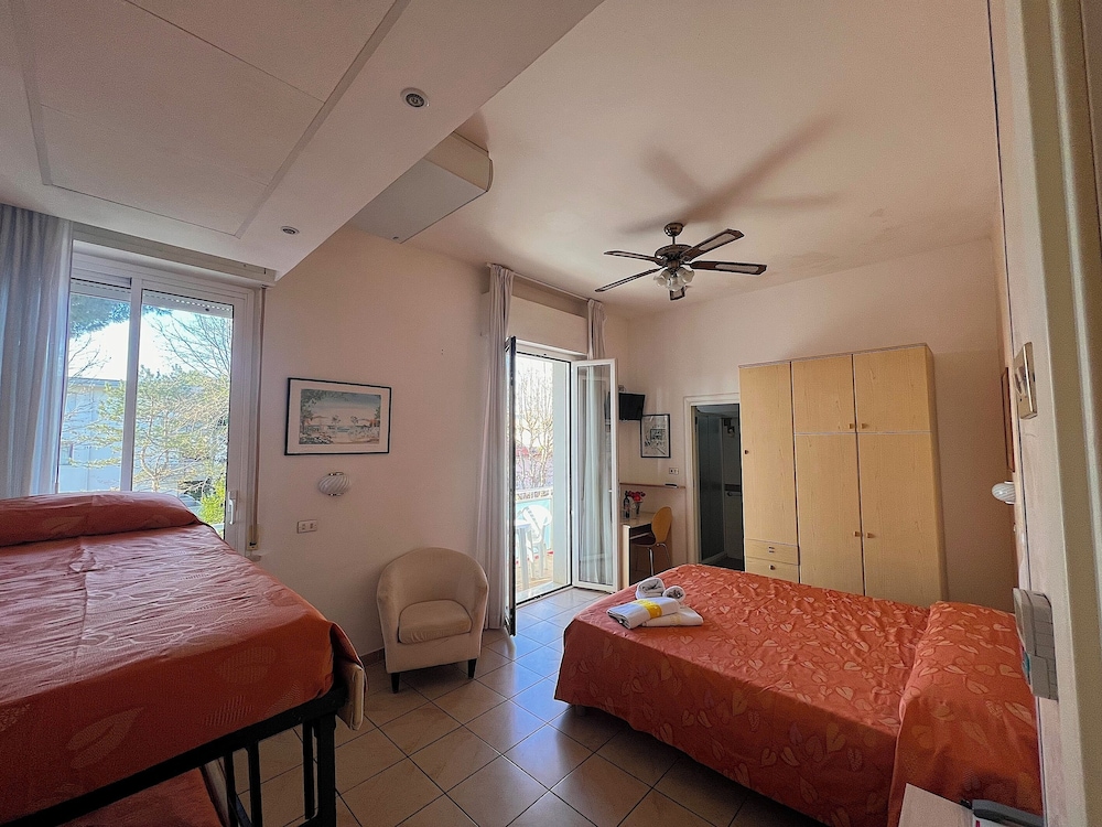 Comfort Quadruple Room, Pool View photo 1