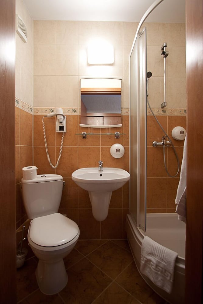 Standard Room, 1 Double Bed, Non Smoking, Ensuite - Photo 7