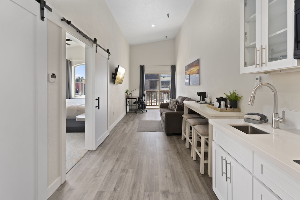 Cedar Street Suite