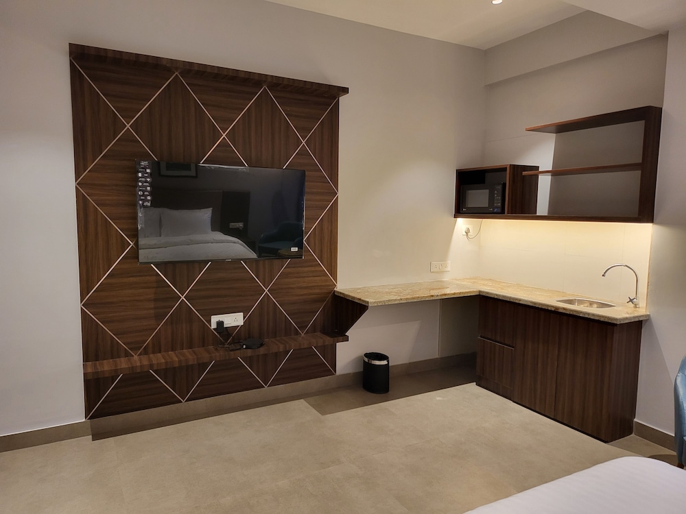 Premium Double Room, 1 King Bed, Non Smoking, City View photo 3
