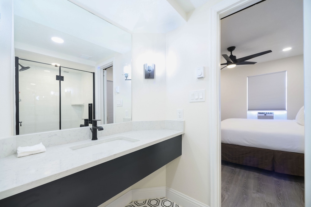 Suite, 2 Bedrooms - Photo 18