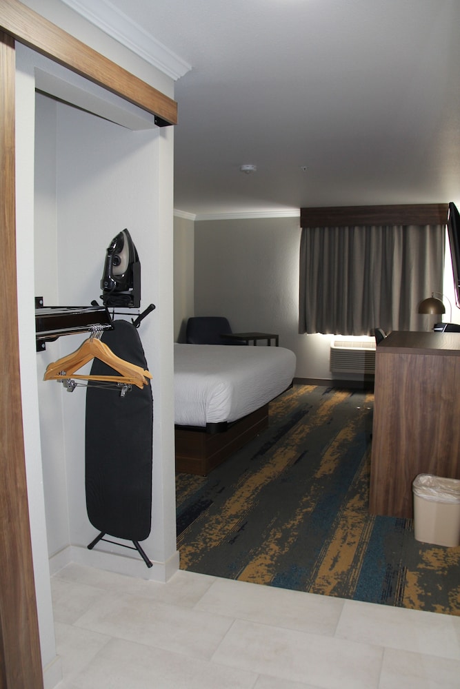 Room, 1 King Bed, Non Smoking - Photo 3