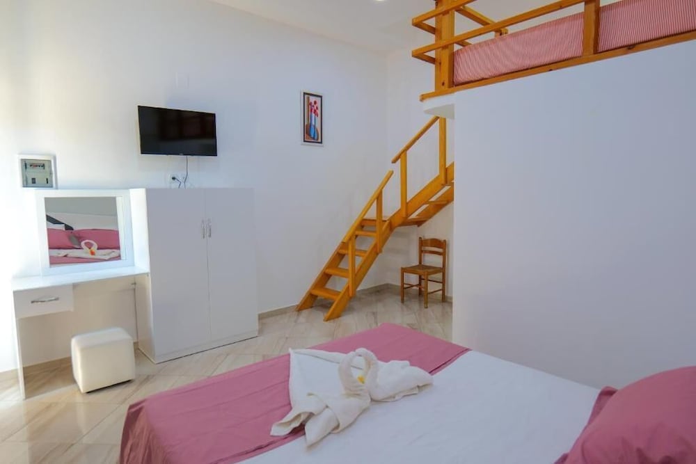 Suite, 1 Bedroom - Photo 1