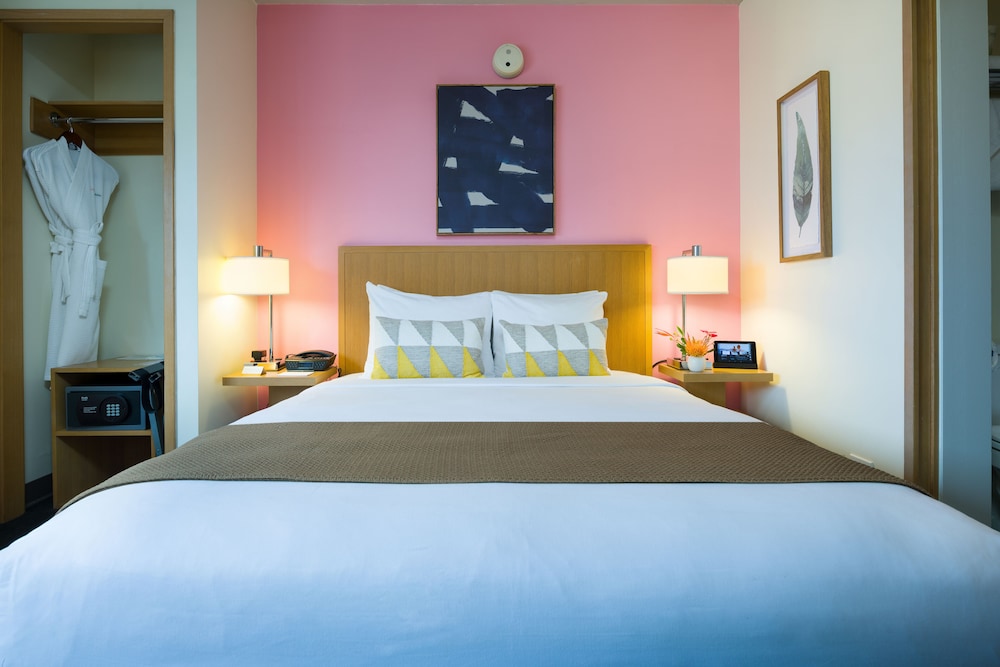 Deluxe Room, 1 Queen Bed, Ocean View - Photo 3