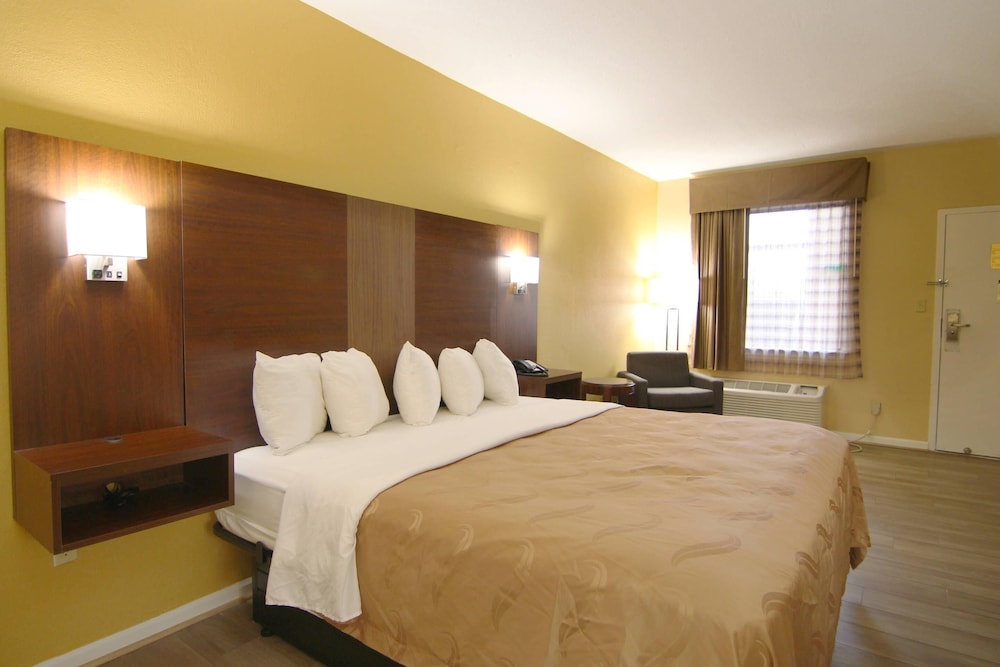 Standard Room, 1 King Bed, Non Smoking - Photo 1