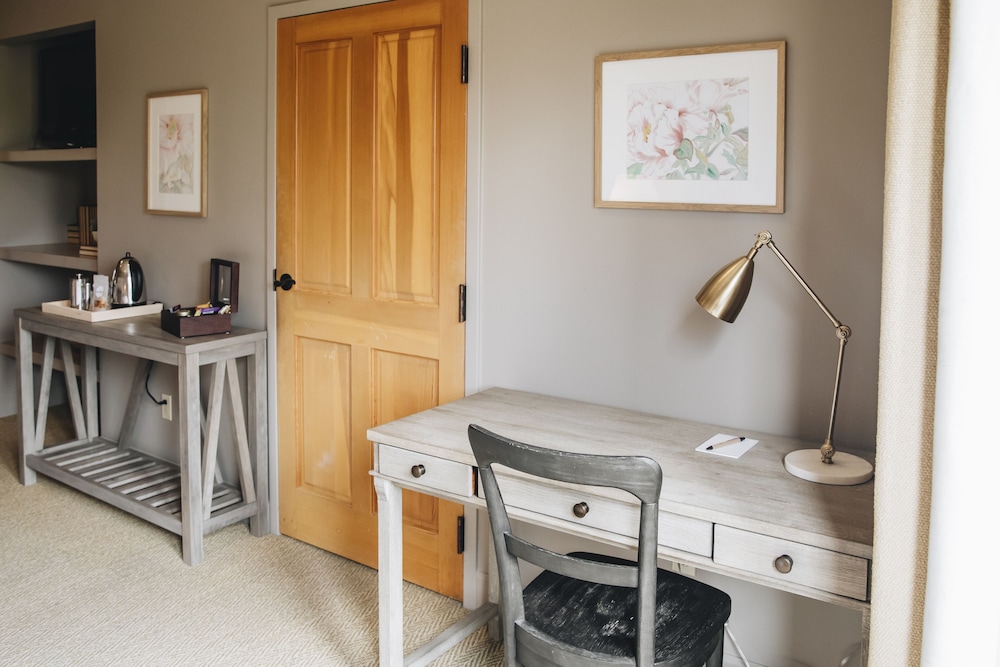 Suite 4 photo 3
