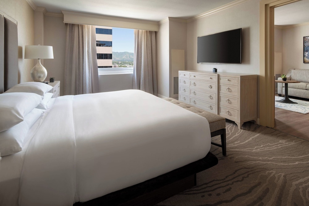 Suite, 1 King Bed, City View photo 2