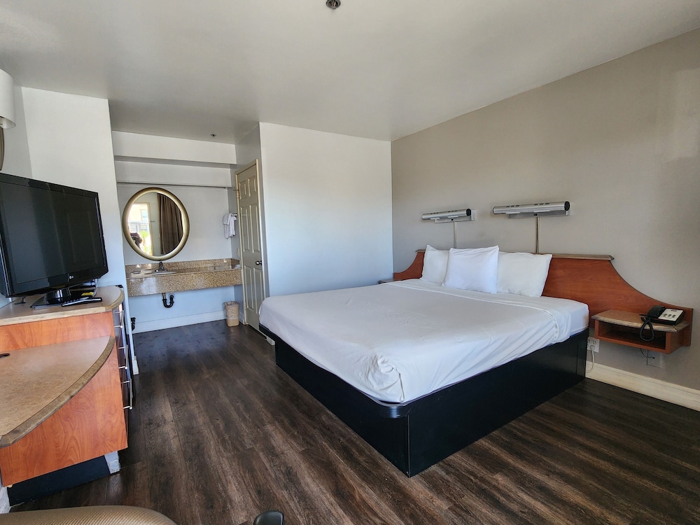Standard Suite, 1 King Bed, Non Smoking - Photo 5