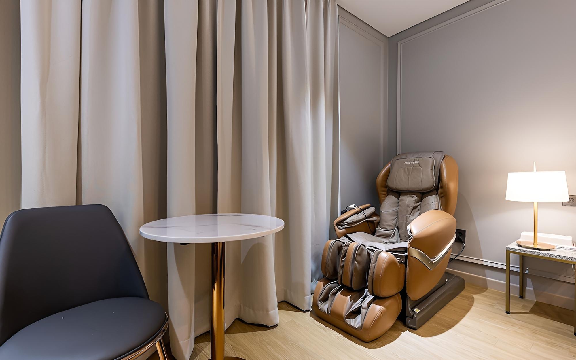 Room (Superior (massage chair Netflix &amp;) photo 2