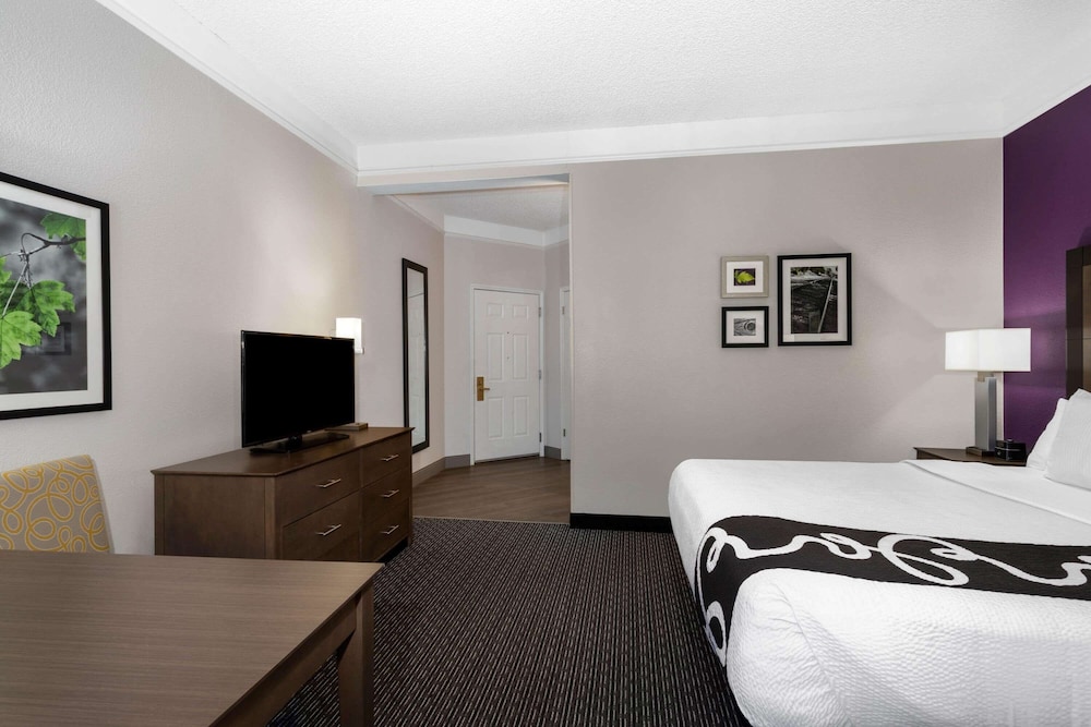 Room, 1 King Bed, Non Smoking (Various Views) - Photo 4