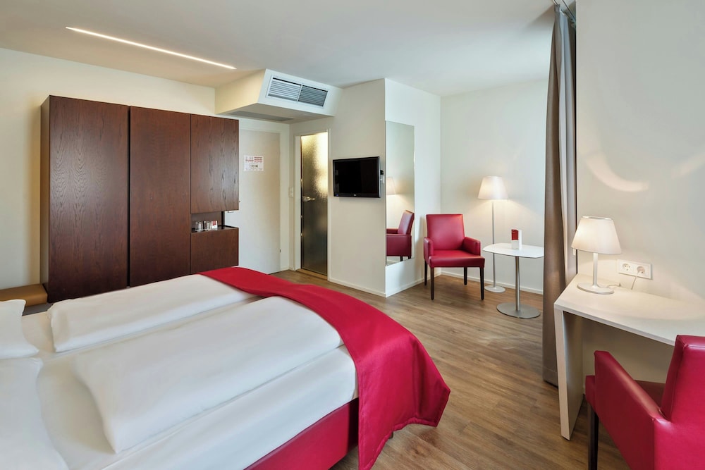 Standard Double Room, 1 King Bed, Courtyard View
