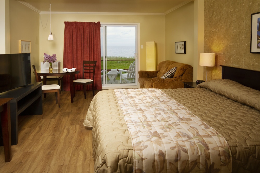 Superior Room 1 King Bed and Sofa Bed-Annex Building West, Ground Floor, Sea view and Balcony photo 3