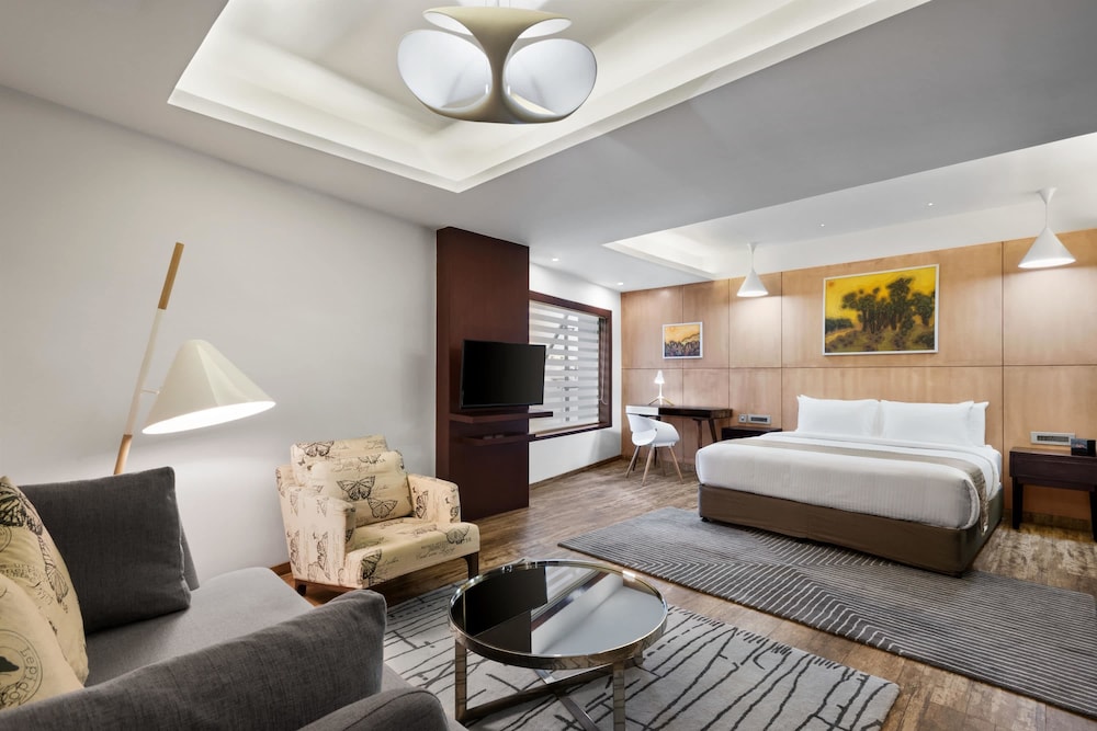 Suite, 1 Queen Bed, Non Smoking photo 2