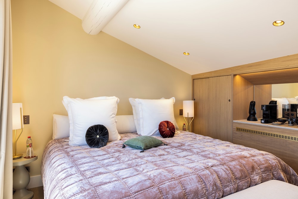 Luxury Suite - Photo 2