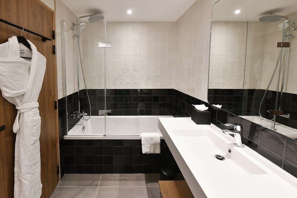 Deluxe Suite, Multiple Beds - Photo 2