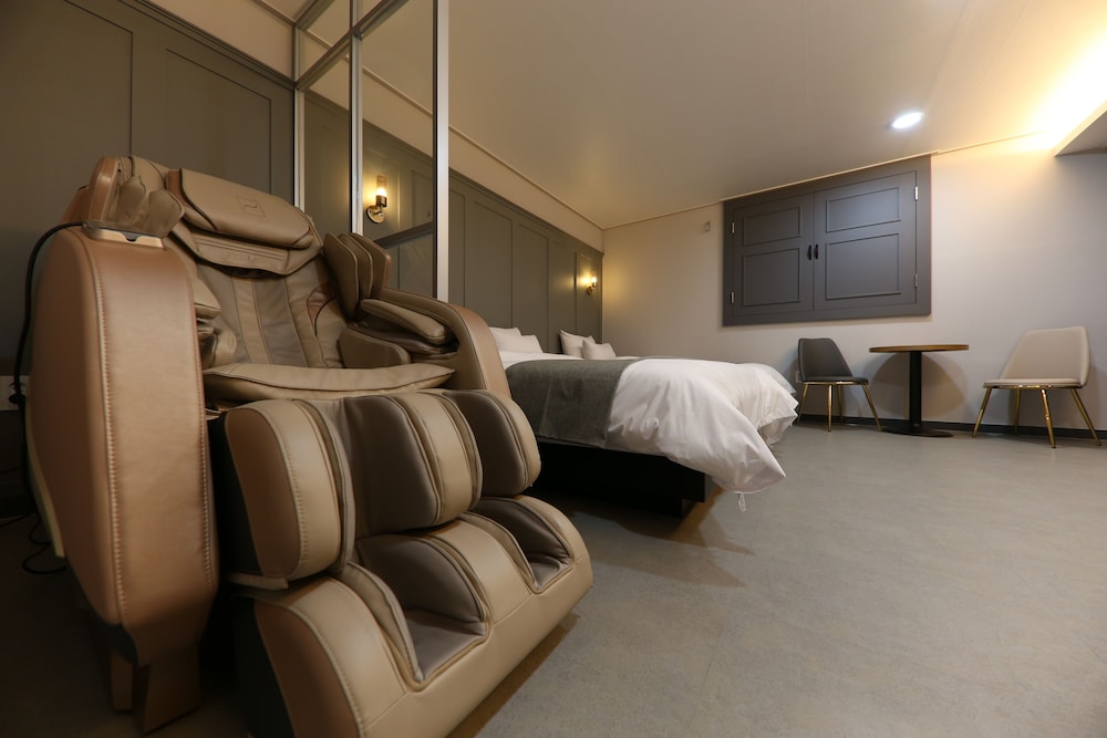 Suite (Massage Chair) - Photo 3