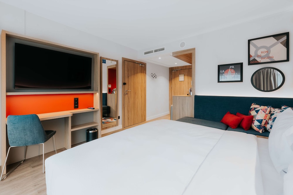 Premium Room, 1 Queen Bed with Sofa bed - Photo 9