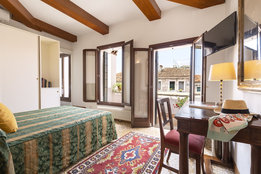 Suite, 2 Bedrooms, 2 Bathrooms, Canal View photo 2