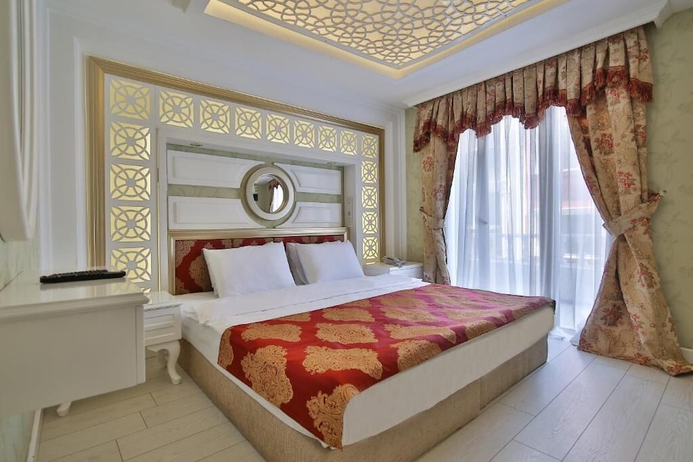 Queen Room With Small Balcony photo 1