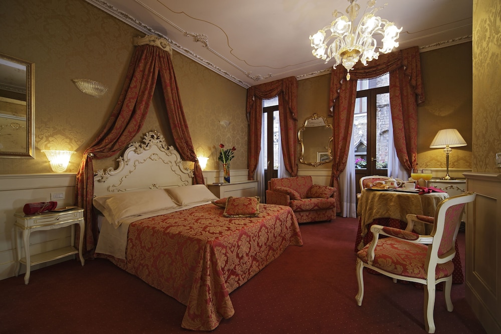 Junior Suite, Canal View