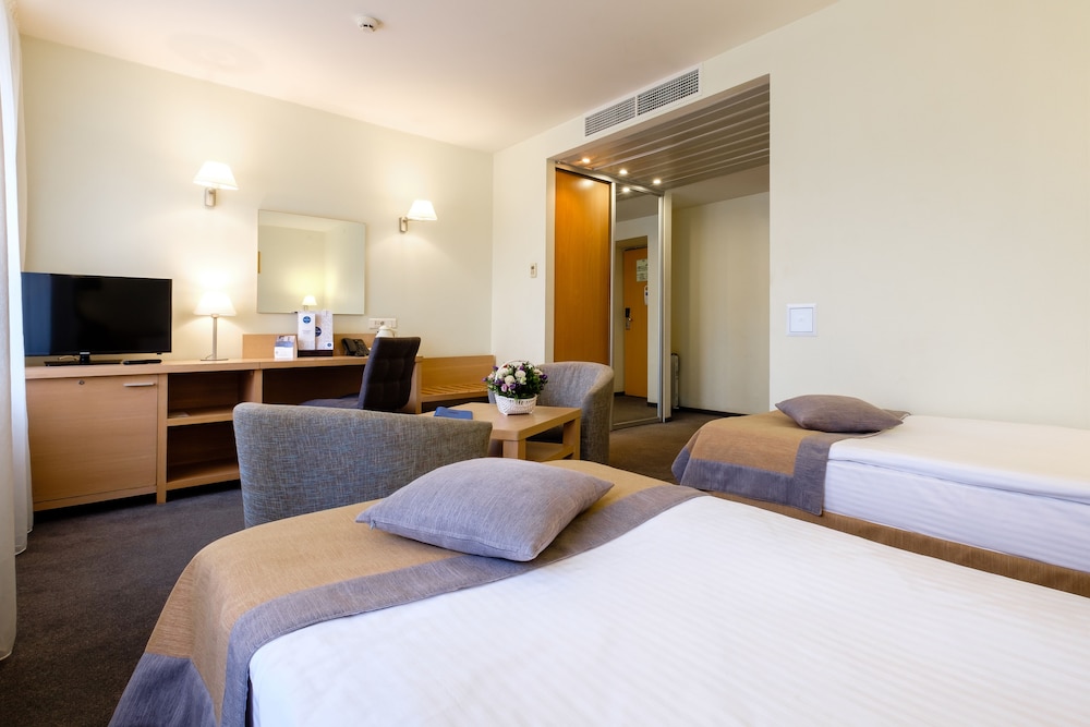 Standard Twin Room, 2 Twin Beds photo 3