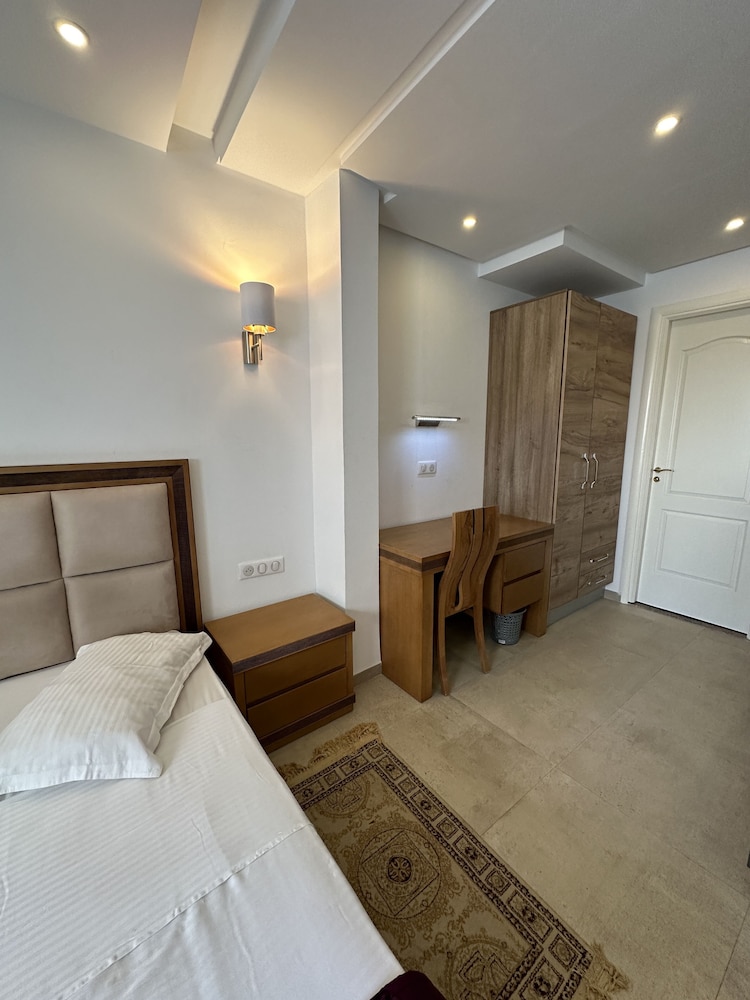 Basic Apartment photo 3