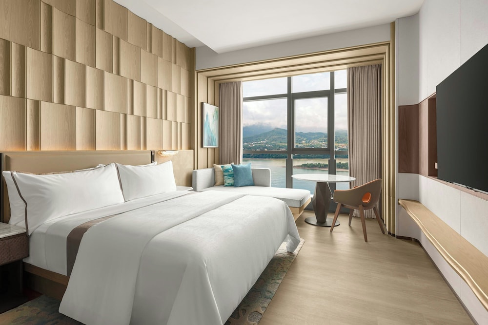 Deluxe Room, 1 King Bed, River View