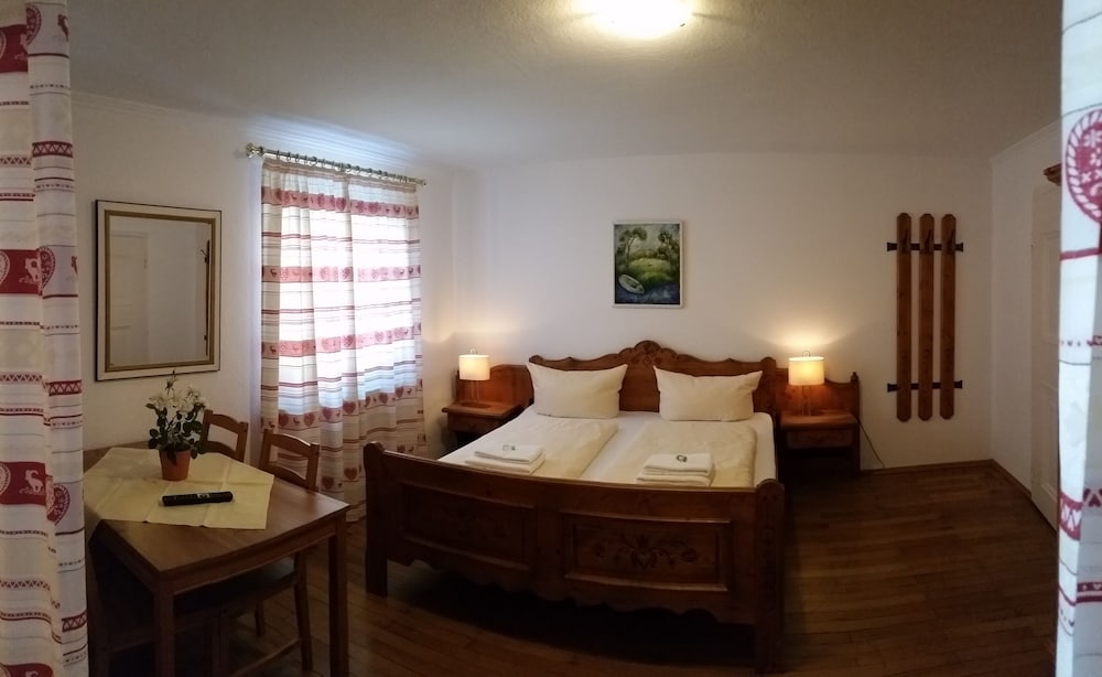 Family Suite, 1 King Bed with Sofa bed, Non Smoking, Mountain View photo 2