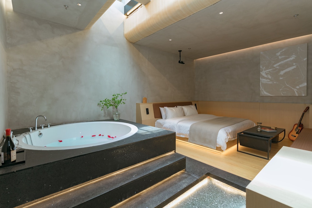 Premier Cinema Double Bed Room - Great Screen Projector