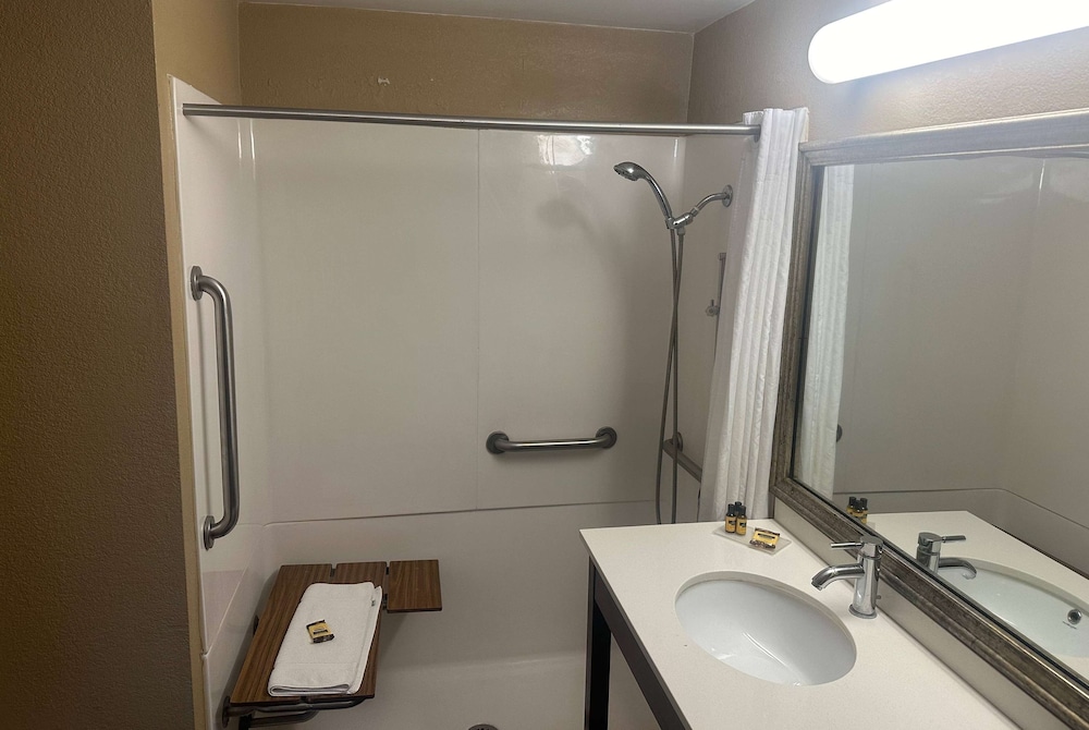 Room, 1 King Bed, Hearing Accessible, Non Smoking (Mobility, Roll-in Shower)