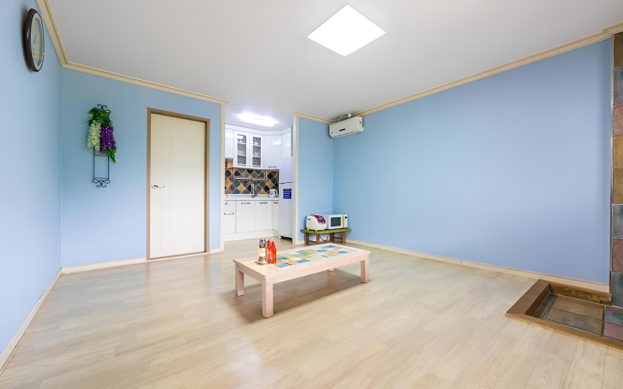 Room (Indigo sky) photo 3