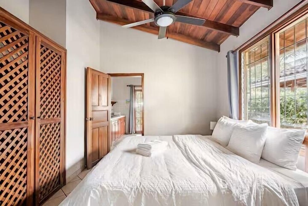 Superior Room, 1 King Bed, Refrigerator & Microwave, Pool View photo 2