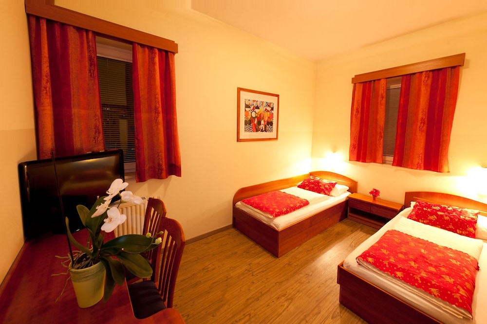 Double or Twin Room - Photo 5