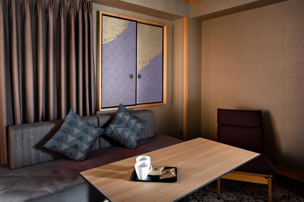 Exclusive Suite, Multiple Beds, Non Smoking, Private Bathroom thumbnail 5