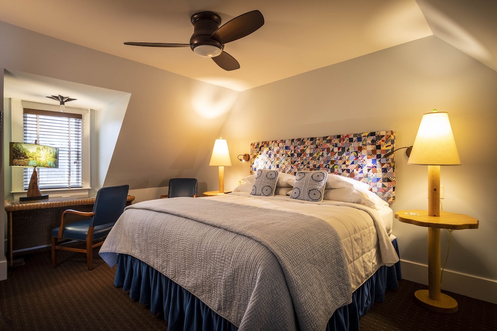 Comfort Room, 1 King Bed (Room 12B)